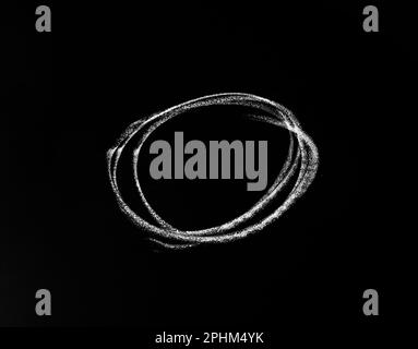 Weiße dunkelgraue Striche, Kreide auf schwarzem Brett, von Hand gezeichnete Kreide, Kreide Striche Texturhintergrund Stockfoto