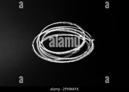 Weiße dunkelgraue Striche, Kreide auf schwarzem Brett, von Hand gezeichnete Kreide, Kreide Striche Texturhintergrund Stockfoto