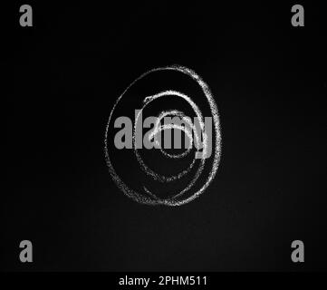 Weiße dunkelgraue Striche, Kreide auf schwarzem Brett, von Hand gezeichnete Kreide, Kreide Striche Texturhintergrund Stockfoto