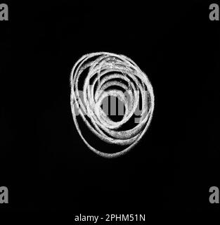 Weiße dunkelgraue Striche, Kreide auf schwarzem Brett, von Hand gezeichnete Kreide, Kreide Striche Texturhintergrund Stockfoto