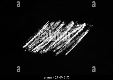 Weiße dunkelgraue Striche, Kreide auf schwarzem Brett, von Hand gezeichnete Kreide, Kreide Striche Texturhintergrund Stockfoto