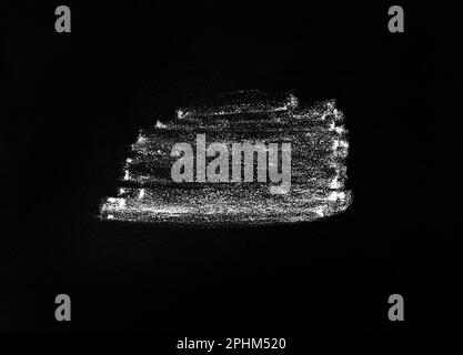 Weiße dunkelgraue Striche, Kreide auf schwarzem Brett, von Hand gezeichnete Kreide, Kreide Striche Texturhintergrund Stockfoto