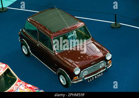 Blick aus der Vogelperspektive auf Ringo Starr's 1966, Min Cooper S Sports Saloon, ausgestellt auf der London Classic Car Show 2023 Stockfoto