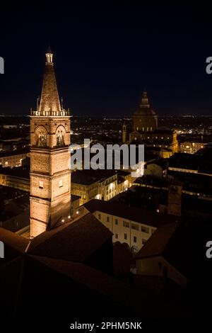 Luftaufnahme der alten mittelalterlichen Kirche Santa Maria del Carmine bei Nacht. Pavia, Lombardei, Italien, Europa. Stockfoto