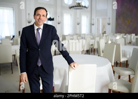 Berlin, Deutschland. 29. März 2023. Kai Baldow, Leiter des Protokolls im Amt des Bundespräsidenten, steht in der großen Halle des Bellevue-Palastes, wo heute Abend das Staatsbankett zu Ehren von König Karl III. Und Königin Camilla stattfindet. Vor seiner Krönung im Mai 2023 werden der britische König und seine königliche Frau Deutschland für drei Tage besuchen. Kredit: Bernd von Jutrczenka/dpa/Alamy Live News Stockfoto