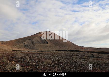 Panoramablick auf das vulkanische „Calderón Hondo“ in Fuerteventura. Stockfoto