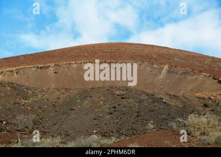 Panoramablick auf das vulkanische „Calderón Hondo“ in Fuerteventura. Stockfoto