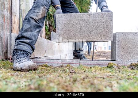 Das Fundament eines Hauses aus einer verlorenen Verschalung zu bauen Stockfoto