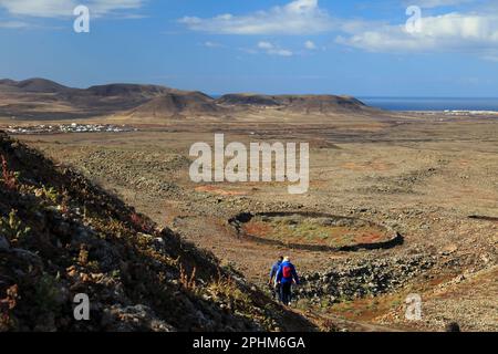 Panoramablick vom vulkanischen „Calderón Hondo“ in Fuerteventura mit antiken runden Ruinen Stockfoto