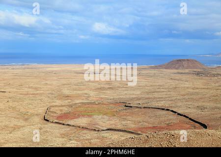 Panoramablick vom vulkanischen „Calderón Hondo“ in Fuerteventura mit antiken runden Ruinen Stockfoto