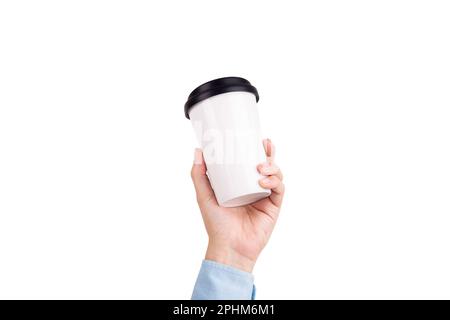 Männliche Hand hält eine weiße Kaffeetasse isoliert auf weißem Hintergrund Stockfoto