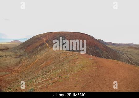 Panoramablick auf das vulkanische „Calderón Hondo“ in Fuerteventura. Stockfoto