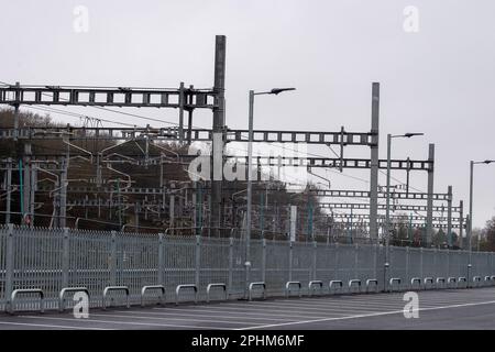 Maidenhead, Berkshire, Großbritannien. 29. März 2023. Nach einem Brand in der Nähe der Bahngleise in Maidenhead heute Morgen werden Züge von Maidenhead nach Paddington gestrichen oder bis zum Ende des Tages verschoben. Die Royal Berkshire Feuerwehr und Rettungsdienste waren vor Ort und das Feuer wurde gelöscht. Das Gleis wurde jetzt isoliert, während die Untersuchungen und die Reparatur der Verkabelung beginnen. Kredit: Maureen McLean/Alamy Live News Stockfoto