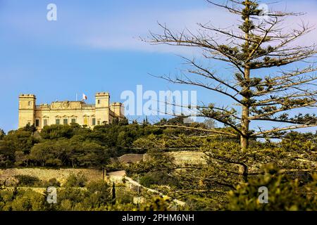 Is-Siggiewi, Malta. 23. März 2023. Der Verdala-Palast, der 1586 vom Architekten Girolamo Cassar entworfen wurde, beherbergt die Sommerresidenz des Präsidenten. Stockfoto