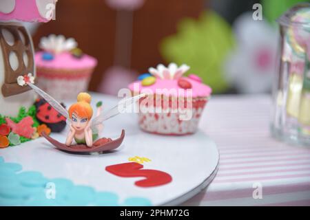 Geburtstagsparty und Kuchen mit Kuchen Stockfoto