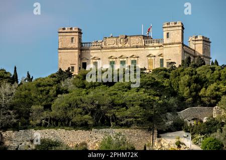 Is-Siggiewi, Malta. 23. März 2023. Der Verdala-Palast, der 1586 vom Architekten Girolamo Cassar entworfen wurde, beherbergt die Sommerresidenz des Präsidenten. Stockfoto