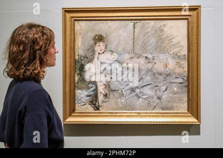 London, Großbritannien. 29. März 2023. Zurückgelehnte Frau in Grau(1879)Öl auf Leinwand, private Sammlungdie erste große britische Ausstellung von Berthe Morisot seit 1950.in Partnerschaft mit dem Musée Marmottan Monet, Paris, viele noch nie gesehen vor Großbritannien, Dulwich Picture Gallery 31. März - 10. September 2023. Kredit: Paul Quezada-Neiman/Alamy Live News Stockfoto