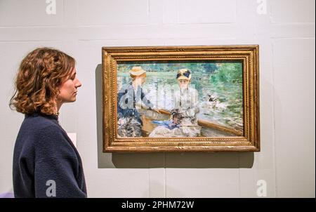 London, Großbritannien. 29. März 2023. Summer's Day (ca.1879) Oil on Canvas, Sir Hugh Lane Bequest, 1917, The National Gallery, London. In Partnerschaft mit Hugh Lane Gallery, DublinDie erste große britische Ausstellung von Berthe Morisot seit 1950.in Partnerschaft mit dem Musée Marmottan Monet, Paris, viele bisher in Großbritannien gesehen, Dulwich Picture Gallery vom 31. März bis 10. September 2023. Kredit: Paul Quezada-Neiman/Alamy Live News Stockfoto