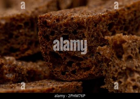 Nahaufnahme von Roggencroutons, dunkle Brotstruktur, Makrofotografie Stockfoto