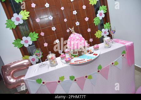 Geburtstagsparty und Kuchen mit Kuchen Stockfoto