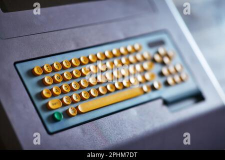 Integrierte Farbtastatur mit gelben mechanischen Tasten für den Computer einer großen industriellen Strickmaschine Stockfoto