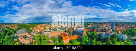 Panoramablick auf St. Canute's Cathedral in der dänischen Stadt Odense. Stockfoto