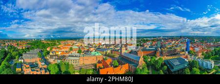 Panoramablick auf St. Canute's Cathedral in der dänischen Stadt Odense. Stockfoto