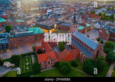 Panoramablick bei Sonnenuntergang auf St. Canute's Cathedral in der dänischen Stadt Odense. Stockfoto