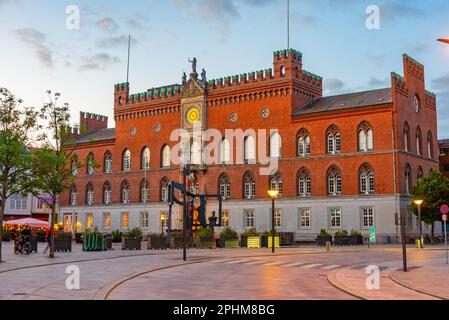 Blick auf das Rathaus in der dänischen Stadt Odense bei Sonnenuntergang. Stockfoto