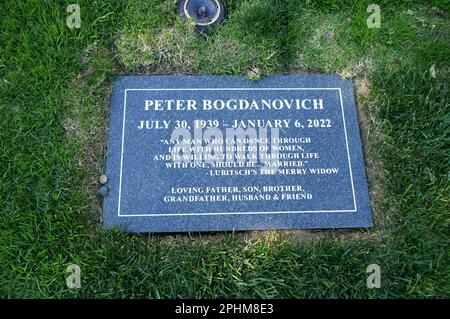 Los Angeles, Kalifornien, USA 27. März 2023 Direktor Peter Bogdanovichs Grab auf dem Pierce Brothers Westwood Village Memorial Park Cemetery am 27. März 2023 in Los Angeles, Kalifornien, USA. Foto: Barry King/Alamy Stock Photo Stockfoto