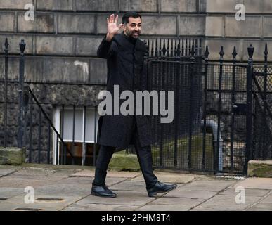 Humza Yousaf kommt im Bute House, Edinburgh, vor seiner ersten Kabinettssitzung als neu gewählter erster Minister von Schottland an. Bilddatum: Mittwoch, 29. März 2023. Stockfoto