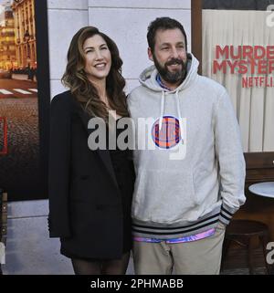 Los Angeles, Usa. 28. März 2023. Schauspieler Adam Sandler und seine Frau Jackie Sandler nehmen am Dienstag, den 28. März 2023, an der Premiere der Film-Krimi-Komödie „Murder Mystery 2" im Regency Village Theatre in der Westwood-Abteilung von Los Angeles Teil. Die Vollzeit-Detectives Nick und Audrey kämpfen darum, ihre Privatdetektivin in Gang zu bringen. Sie befinden sich im Zentrum der internationalen Entführung, als ihr Freund Maharaja auf seiner eigenen üppigen Hochzeit entführt wird. Foto: Jim Ruymen/UPI Credit: UPI/Alamy Live News Stockfoto