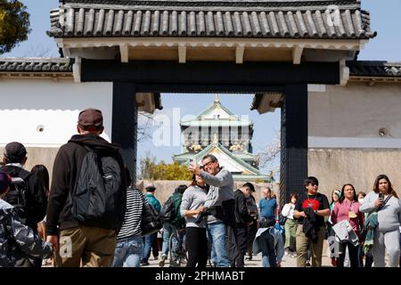 Osaka, Japan. Am 28. März 2023 versammeln sich die Menschen im Nishinomaru-Garten des Osaka Castle Parks, um die Kirschblüten in voller Blüte zu sehen. Am 28. März 2023 in Osaka, Japan. Die Kirschblütensaison begann offiziell am 19. März in Osaka, vier Tage früher als letztes Jahr. (Rodrigo Reyes Marin/AFLO) Stockfoto