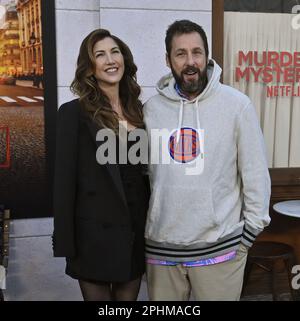 Los Angeles, Usa. 28. März 2023. Schauspieler Adam Sandler und seine Frau Jackie Sandler nehmen am Dienstag, den 28. März 2023, an der Premiere der Film-Krimi-Komödie „Murder Mystery 2" im Regency Village Theatre in der Westwood-Abteilung von Los Angeles Teil. Die Vollzeit-Detectives Nick und Audrey kämpfen darum, ihre Privatdetektivin in Gang zu bringen. Sie befinden sich im Zentrum der internationalen Entführung, als ihr Freund Maharaja auf seiner eigenen üppigen Hochzeit entführt wird. Foto: Jim Ruymen/UPI Credit: UPI/Alamy Live News Stockfoto