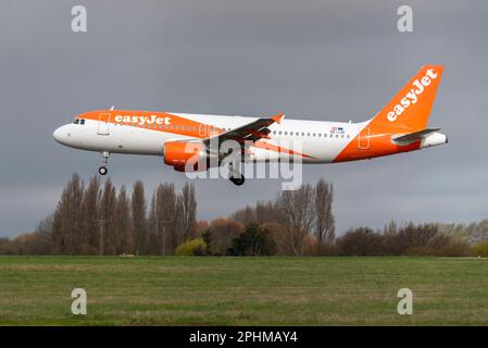 Flughafen London Southend, Southend on Sea, Essex, Großbritannien. 29. März 2023. Ein easyJet-Flug von Malaga, Spanien, ist der erste Linienflugdienst, der den Flughafen seit Oktober 2022 nutzt, da der Flughafen Essex nach der COVID-Pandemie Schwierigkeiten hat, den Linienverkehr wieder aufzunehmen. Betreiber Esken sucht derzeit nach einem Käufer für den belagerten Flughafen. EasyJet wird seine Sommerflugpläne um Flüge nach Faro, Palma de Mallorca und Amsterdam erweitern. Nach der Ankunft aus Malaga war der Hinflug ausgebucht. Airbus A320 OE-IJO landet aus Malaga Stockfoto