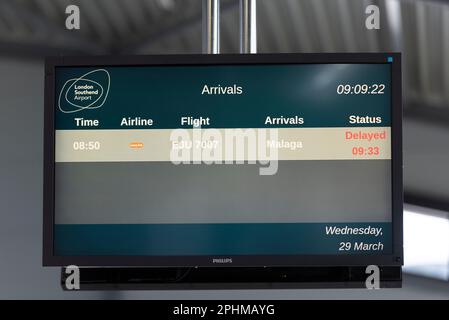 Flughafen London Southend, Southend on Sea, Essex, Großbritannien. 29. März 2023. Ein easyJet-Flug von Malaga, Spanien, ist der erste Linienflugdienst, der den Flughafen seit Oktober 2022 nutzt, da der Flughafen Essex nach der COVID-Pandemie Schwierigkeiten hat, den Linienverkehr wieder aufzunehmen. Betreiber Esken sucht derzeit nach einem Käufer für den belagerten Flughafen. EasyJet wird seine Sommerflugpläne um Flüge nach Faro, Palma de Mallorca und Amsterdam erweitern. Nach der Ankunft aus Malaga war der Hinflug ausgebucht. Ankunftstafel Stockfoto