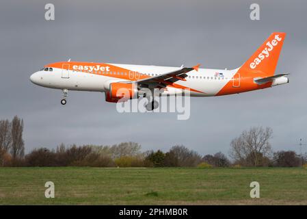 Flughafen London Southend, Southend on Sea, Essex, Großbritannien. 29. März 2023. Ein easyJet-Flug von Malaga, Spanien, ist der erste Linienflugdienst, der den Flughafen seit Oktober 2022 nutzt, da der Flughafen Essex nach der COVID-Pandemie Schwierigkeiten hat, den Linienverkehr wieder aufzunehmen. Betreiber Esken sucht derzeit nach einem Käufer für den belagerten Flughafen. EasyJet wird seine Sommerflugpläne um Flüge nach Faro, Palma de Mallorca und Amsterdam erweitern. Nach der Ankunft aus Malaga war der Hinflug ausgebucht. Airbus A320 OE-IJO landet aus Malaga Stockfoto