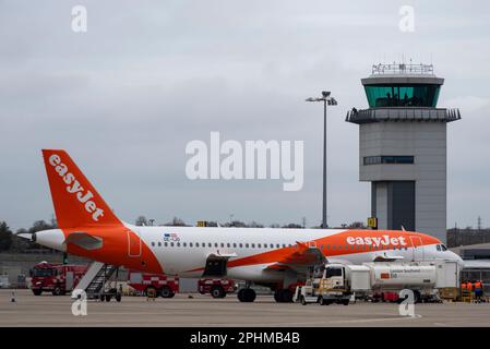 Flughafen London Southend, Southend on Sea, Essex, Großbritannien. 29. März 2023. Ein easyJet-Flug von Malaga, Spanien, ist der erste Linienflugdienst, der den Flughafen seit Oktober 2022 nutzt, da der Flughafen Essex nach der COVID-Pandemie Schwierigkeiten hat, den Linienverkehr wieder aufzunehmen. Betreiber Esken sucht derzeit nach einem Käufer für den belagerten Flughafen. EasyJet wird seine Sommerflugpläne um Flüge nach Faro, Palma de Mallorca und Amsterdam erweitern. Nach der Ankunft aus Malaga war der Hinflug ausgebucht. Airbus A320 OE-IJO auf Stand Stockfoto