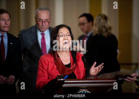 Washington, Usa. 28. März 2023. Senatorin Mazie Hirono (Demokrat von Hawaii) hält während der Pressekonferenz des Senats der Demokraten am 28. März 2023 im US Capitol in Washington, DC, eine Rede. Foto: Rod Lamkey/CNP/ABACAPRESS.COM Kredit: Abaca Press/Alamy Live News Stockfoto