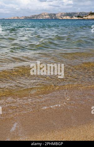 Wilder Strand von Sassari in der italienischen Region Sardinien, nordwestlich von Olbia. Küste Italiens mit azurblauem wasser und wildem Sandstrand. Stockfoto