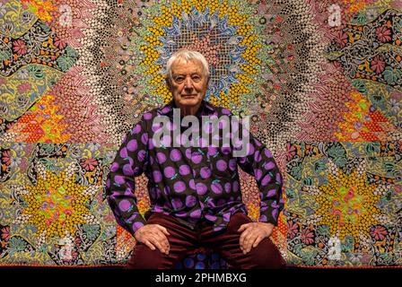 Edinburgh, Vereinigtes Königreich. 29. März 2023, Bild: L bis R [Name der abgebildeten Personen einfügen]. Kaffe Fassett: The Power of Pattern in Dovecot Studios wird am Freitag, den 31. März, für die Öffentlichkeit geöffnet. Die Ausstellung findet bis Samstag, den 8. Juli 2023, statt und wird von dem Textilguru Kaffe Fassett und Dennis Nothdruft vom Modemuseum und Textilmuseum kuratiert. Die Ausstellung umfasst über 70 bunte, vielseitige Stücke und bezieht Kunstwerke eingeladener internationaler Künstler, inspiriert von Kaffe Fassett, sowie Steppdecken, Kissen, Kleidung und Archivmaterial ein. Kredit: Rich Dyson/Alamy Live News Stockfoto