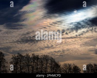 Warum schauen die Leute nicht öfter in den Himmel? Jeder Blick auf den Himmel ist einzigartig und wird schließlich nur einmal geschehen. Wie dieser spektakuläre Winterhimmel Stockfoto