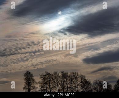 Warum schauen die Leute nicht öfter in den Himmel? Jeder Blick auf den Himmel ist einzigartig und wird schließlich nur einmal geschehen. Wie dieser spektakuläre Winterhimmel Stockfoto