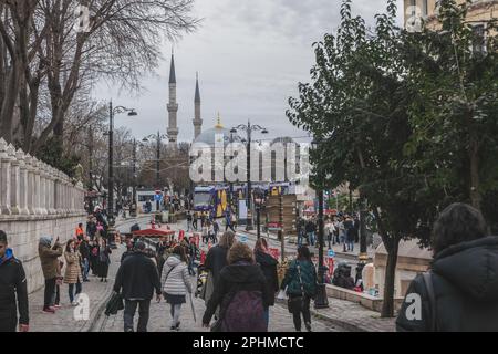 Allgemeiner Blick auf Menschen, die am 5. April 2023 in der Nähe der Blauen Moschee im Stadtzentrum von Istanbul in der Türkei spazieren gehen. Kredit: SMP News / Alamy Live News Stockfoto