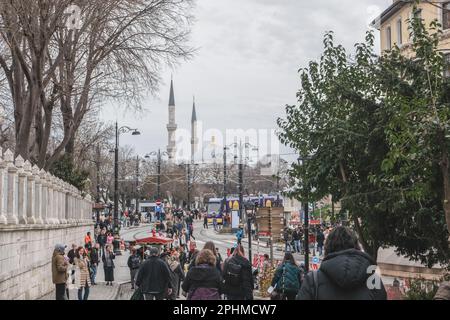 Allgemeiner Blick auf Menschen, die am 5. April 2023 in der Nähe der Blauen Moschee im Stadtzentrum von Istanbul in der Türkei spazieren gehen. Kredit: SMP News / Alamy Live News Stockfoto