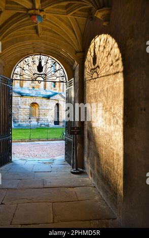 Das intime Tor zwischen zwei der historischsten Wahrzeichen von Oxford: Der Bodleian Library und dem Radcliiffe Square. Die Bodleian Library, das Hauptresea Stockfoto