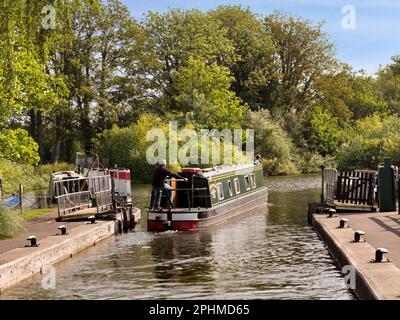 Eine zeitlose Szene an den Abingdon-Schleusentoren an einem schönen Sommertag; diese befinden sich auf der Themse direkt stromaufwärts von Abingdons berühmter mittelalterlicher Steinbrücke Stockfoto