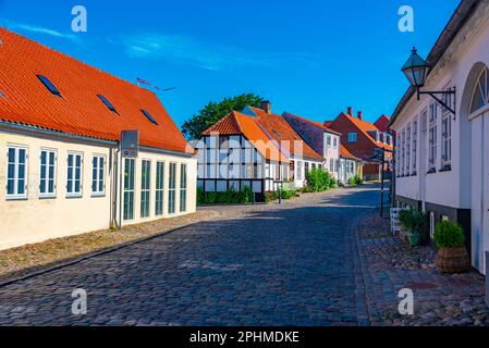 Farbenfrohe Straße in der dänischen Stadt Ebeltoft. Stockfoto