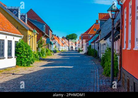 Farbenfrohe Straße in der dänischen Stadt Ebeltoft. Stockfoto