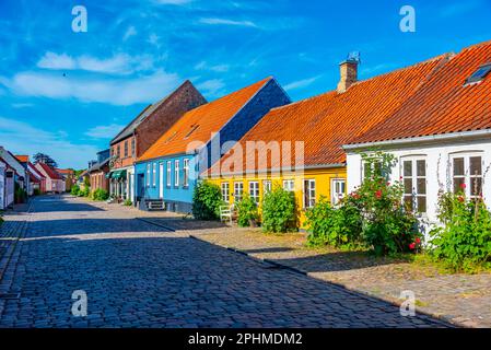 Farbenfrohe Straße in der dänischen Stadt Ebeltoft. Stockfoto